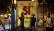 Spannungen programmiert: Separatisten schlagen in Barcelona Ja-Plakate an. (Bild: Emilio Morenatti/AP (28. September 2017))