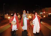 Der Samichlaus und sein Gefolge ziehen durch die Strassen Hünenbergs. (Bild: Stefan Kaiser (1. Dezember 2016))
