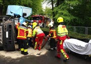 Die Einsatzkräfte befreien den eingeklemmten Lieferwagenlenker aus seiner misslichen Lage. (Bild: Zuger Polizei)