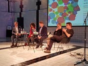 Das Podium zum Thema Glück im Neubad. (Bild: Natalie Ehrenzweig (Luzern, 21. September 2017))