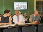 Nicole Imfeld, Claus Soltermann, Karen Umbach und Peter Letter während der Präsenzkontrolle im Zuger Kantonsrat, die seit diesem Jahr elektronisch durchgeführt wird. (Bild: Charly Keiser (29. Juni 2017))