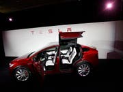 Tesla hat im dritten Quartal mit Elektroautos 145 Prozent mehr umgesetzt. Von den gut laufenden Verkäufen profitiert auch das Schweizer Unternehmen Bossard, das Tesla seine Produkte verkauft. Die Zusammenarbeit wurde nun bis 2020 verlängert. (Bild: KEYSTONE/AP/MARCIO JOSE SANCHEZ)