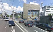Die Spur ganz rechts soll zur Busspur werden. Ein Abbiegen von der Pilatusstrasse in Richtung KKL und Bahnhof wäre nicht mehr möglich. (Bild: Google Street View)