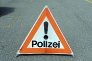 Der Töfflenker realisierte zu spät, dass das Auto vor ihm abbog, und kam zu Fall. (Bild: Archiv)