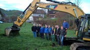 Spatenstich am 5. April auf dem Bild sind (von links): Gerhard Van Beek (Bauführer Arnet Bau AG), Theo Schnider (Direktor Biosphäre Entlebuch), René Epp (Geschäftsführer, Biosphäre Markt AG), Joe Birrer (Arnet Bau AG), Iréne Giger (VR Biosphäre Markt AG), Urs Stübegger (CEO Arnet Bau AG), Heidi und Peter Hofstetter (Geschäftsführer Emscha Schafmilchgenuss) Lukas Hofstetter jun, Herbert Dürr (VR-Präsident Biosphäre Markt AG), Simon Hofstetter jun. , Beat Giger (Giger Lohnunternehmung), Primin Küng (Planer, Küng Holzbau) (Bild PD)