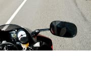 Die Motorradfahrerin musste verletzt ins Spital gebracht werden. (Bild: Archiv Luzerner Zeitung)