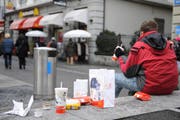 McDonald's leistet bereits einen Beitrag gegen das Littering und leer zweimal täglich die Abfalleimer. (Bild Boris Bürgisser/Neue LZ)