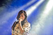 Hindi Zhara überzeugte im vollen Kollegi-Saal mit einem Groove, der sich sanft ins Herz bohrte. (Bild Pius Amrein)