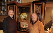 Pfarrer Leopold Kaiser und Daniel Riedo (mit Bart), haben einen Beichtstuhl zu einem Schaufenster umfunktioniert. (Bild Boris Bürgisser/Neue LZ)