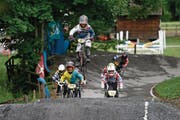 Der Zuger Nick Hofer (Nummer 7) springt über die bucklige Piste. (Bild: Der Zuger Nick Hofer (Nummer 7) springt über die bucklige Piste. Bild: Stefan Kaiser/ZZ, Zug, 25. Juni 2017)