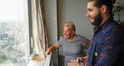 Briefträger Quentin Vetier hilft bei Michèle Karpelès im Pariser Vorort Puteaux aus. (Bild: Stefan Brändle)