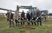 Prominente Gäste beim gestrigen Spatenstich in Emmenbrücke: (von links nach rechts) Peter Bucher, Baubeauftragter Stadt Luzern, Dieter Brandstätter, Andritz Maerz, Clemens Iller, CEO Schmolz + Bickenbach, Ulrich Gössling, Morgardshammar AB, Urs Dickerhof, Gemeinderat Emmen, und Carlo Mischler, CEO Swiss Steel. (Bild: Dominik Wunderli)