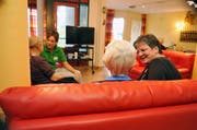 Wie geht man mit Menschen um, die an einer unheilbaren Krankheit leiden? Im Kanton Obwalden finden zu diesem Thema diverse Veranstaltungen statt. (Symbolbild) (Bild: Corinne Glanzmann / Neue LZ)