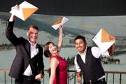 Benjamin Landolt (links), Tamar Krieger (Mitte) und David Guntern freuen sich über ihr Diplom. (Bild: PH Luzern / Matthias Jurt)