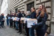 Die Luzerner Allianz für Lebensqualität reichte am Montag über 17'000 Unterschriften bei der Staatskanzlei ein. (Bild: Dominik Wunderli)