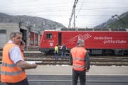 Experten untersuchen die Lokomotive im Bahnhof Andermatt. (Bild: Urs Flüeler / Keystone (Andermatt, 11. September 2017))