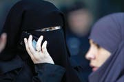 Eine Frau mit einem Niqab in den Strassen von Paris. (Bild: Charles Platiau/Reuters (22. September 2011))