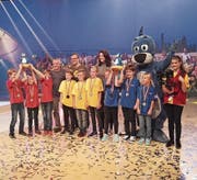 Die Udligenswiler Schüler in Rot halten den Pokal in die Höhe. (Bild: PD)