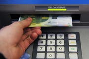 Einen Bargelddiebstahl verübte der Täter ab einem Bankomaten. (Symbolbild Neue LZ)