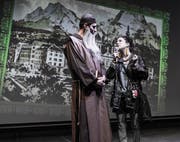 Zusammenprall von Gestern und Heute: Pater Florentini und eine Erzählerin. (Bild: Stefan Zürrer)