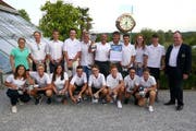 Das siegereiche Team Sempachersee mit Profigolferin Fabienne In-Albon (links), Captain Giuseppe Reo (mit Pokal) und Martin Stüdeli, Präsident des organisierenden GC Limpachtal. (Bild: PD)