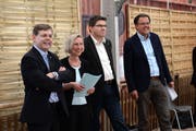 Franz Grüter (Parteipräsident SVP), Prisca Birrer-Heimo (Parteileitungsmitglied SP), Pirmin Jung (Parteipräsident CVP) und Peter Schilliger (Parteipräsident FDP) vor der Podiumsdiskussion an der Luga. (Bild: Nadia Schärli)