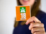 Die Vignette 2018 ist orange metallic und kostet weiterhin 40 Franken. (Bild: Eidgenössische Zollverwaltung)