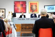 Auktionator Kuno Fischer (rechts) während einer Versteigerung zu moderner und zeitgenössischer Kunst im Jahr 2012 in Luzern. (Bild Eveline Beerkircher)