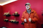 Bruno Birrer zeigt im Kunstkubus unter anderem Modelle von alten Wagen und Schlitten. (Bild: Werner Schelbert / Neue ZZ)