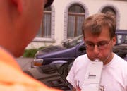 Ein Automobilist wird auf Alkohol getestet. (gestellte Aufnahme, Bild Dorothea Müller/Neue LZ)