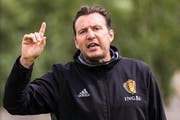 Der Trubel lässt Marc Wilmots kalt. (Bild: AP/Geert van den Wijngaert)