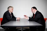 Diskutierten für ein Streitgespräch für die Zeitung im Vorfeld der Wahlen an einem Tisch: Walter Fähndrich (links) und Marcel Omlin. (Bild Pius Amrein/Neue LZ)