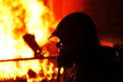 Hier übt ein Baarer (ZG) Feuerwehrmann für den Ernstfall, wie er in Silenen (UR) eingetreten ist. (Bild: Stefan Kaiser / Neue ZZ)