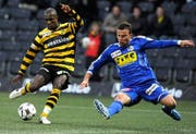 Gilles Yapi (links) von den Berner Young Boys, erzielt das 2:0 gegen Christophe Lambert. (Bild Keystone)