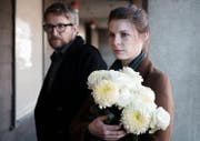 Camenisch (Anna Schinz) und Jonas Sauber (Sebastian Krähenbühl). (Bild: SRF/Daniel Winkler)