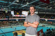 Raphael Diaz sieht sich am Freitag in der Bossard-Arena die Partie der Schweizer gegen die USA an. In der EVZ-Heimstätte ist der NHL-Profi im Sommer öfters anzutreffen. (Bild Christian Herbert Hildebrand)