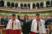 Stolz: Die neugewählte Bundesrätin Eveline Widmer-Schlumpf leistet ihren Amtseid. (Bild: Ruben Sprich/Keystone)