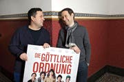 Reto Schaerli (links) und Lukas Hobi präsentieren das Filmplakat ihres jüngsten «Babys». (Bild: Eveline Beerkircher (Luzern, 9. Februar 2017))