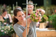 Daria Dober aus Ettiswil während der Abschlussprüfung zur Floristin. (Bild: Eveline Beerkicher / Neue LZ)