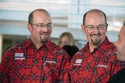 Wer ist jetzt wer? Freddy (links) und Stefan Fankhauser am gestrigen Zwillingstreffen, das zum 40. Mal vom Luzerner Zwillingsverein organisiert wurde. (Bild: Nadia Schärli (Nottwil, 8. April 2017))