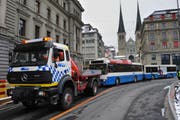 Der Bus wird abgeschleppt. (Bild Boris Bürgisser/Neue LZ)