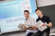 Die Lehrer Peter Wyss (links) und Rolf Bachmann, hier in der Berufsschule für Bau und Gewerbe Weggismatt in Luzern, haben eine Präventionszeitung entwickelt, um die Zahl der Berufsunfälle von Lehrlingen zu senken. (Bild Pius Amrein)