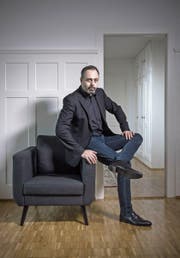 Der Comedian Michel Gammenthaler in seiner Privatwohnung. (Bild: Pius Amrein (Brugg, 28. Dezember 2017))