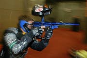 Ein Paintball-Spieler im Einsatz. Mit solch einer Pistole hat der Jugendliche auf den fahrenden Zug gezielt. (Symbolbild) (Bild: Archiv Neue LZ)