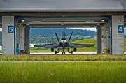 Ein F/A-18 im Hangar auf dem Militärflugplatz Emmen. (Archivbild Pius Amrein)