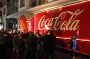 Einmal den Weihnachts-Truck anfassen: Ein Kindheitstraum wird wahr. (Bild: Stefanie Nopper / luzernerzeitung.ch)