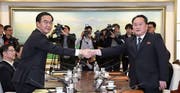 Historischer Handschlag zwischen Südkoreas Chefunterhändler Cho Myoung Gyon (l.) und Nordkoreas Chefunterhändler Ri Son Gwon (r.) gestern in Panmunjom. (Bild: Jung Ui Chel/EPA)