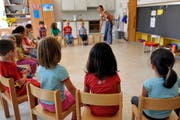 Der erste Schultag. Diese Kinder sitzen erstmals in Schulzimmer. (Bild: Keystone)