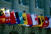 Sämtliche Kantonsflaggen hängen am Bundeshaus in Bern. (Symbolbild NFA) (Bild: Keystone)