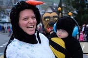 Rund 200 bis 300 Kinder genossen einen herrlichen Fasnachtsumzug. Ein ganz kleiner Teilnehmer mit seinem Mami. (Bild: Richard Greuter (Ennetbürgen, 9. Feb. 2018))